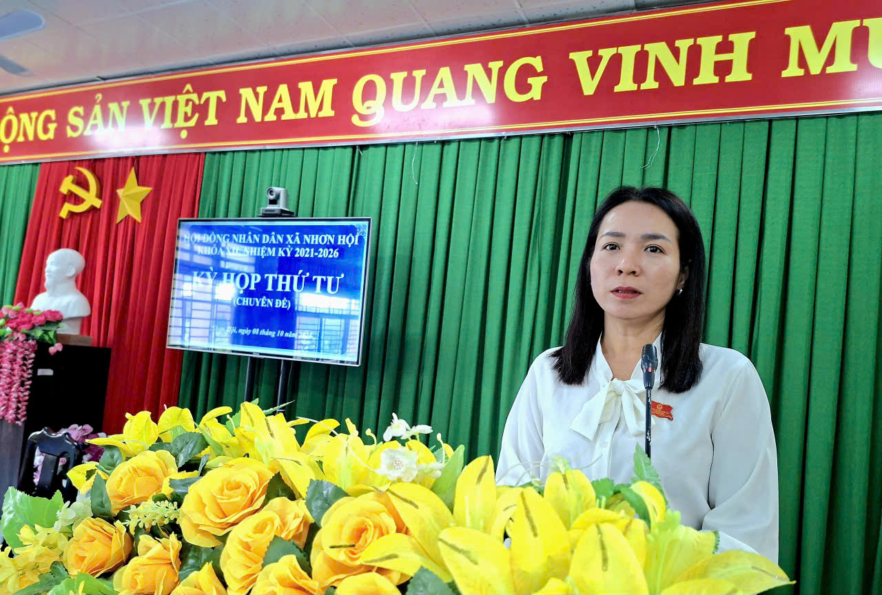 Bà Lê Thị Tuyết Đào, Phó Chủ tịch HĐND xã thông qua dự thảo các Nghị quyết