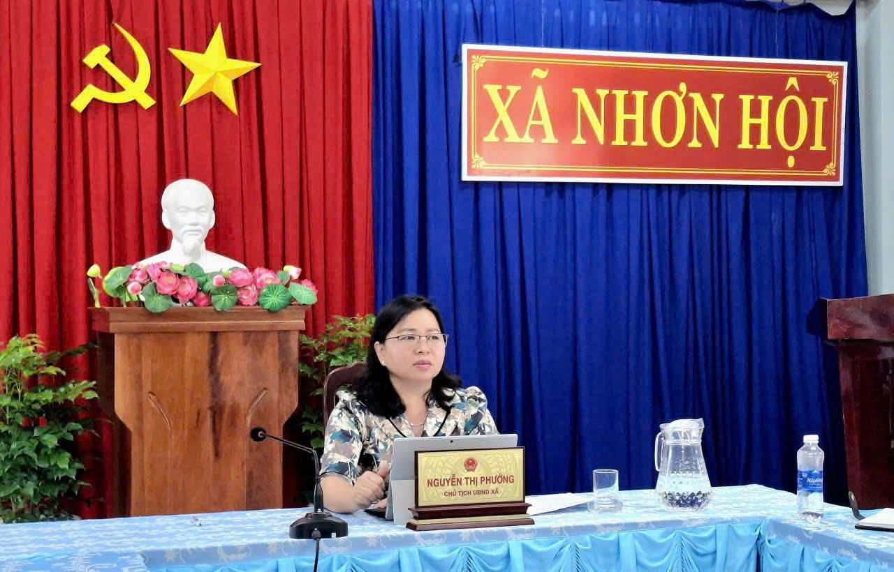 Bà Nguyễn Thị Phướng, Phó Bí thư Đảng ủy, Chủ tịch UBND xã chủ trì cuộc họp