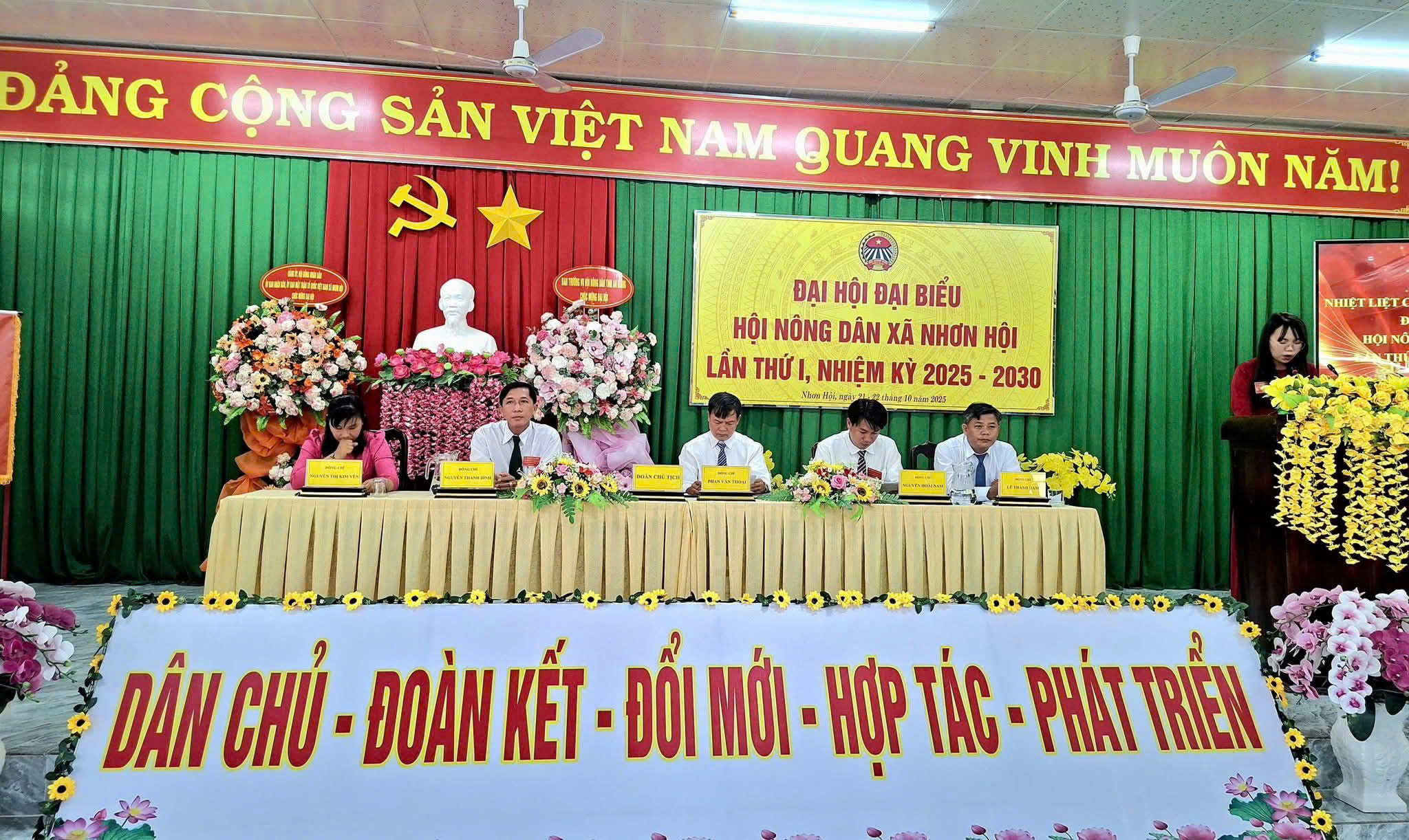 Đoàn Chủ tịch đại hội