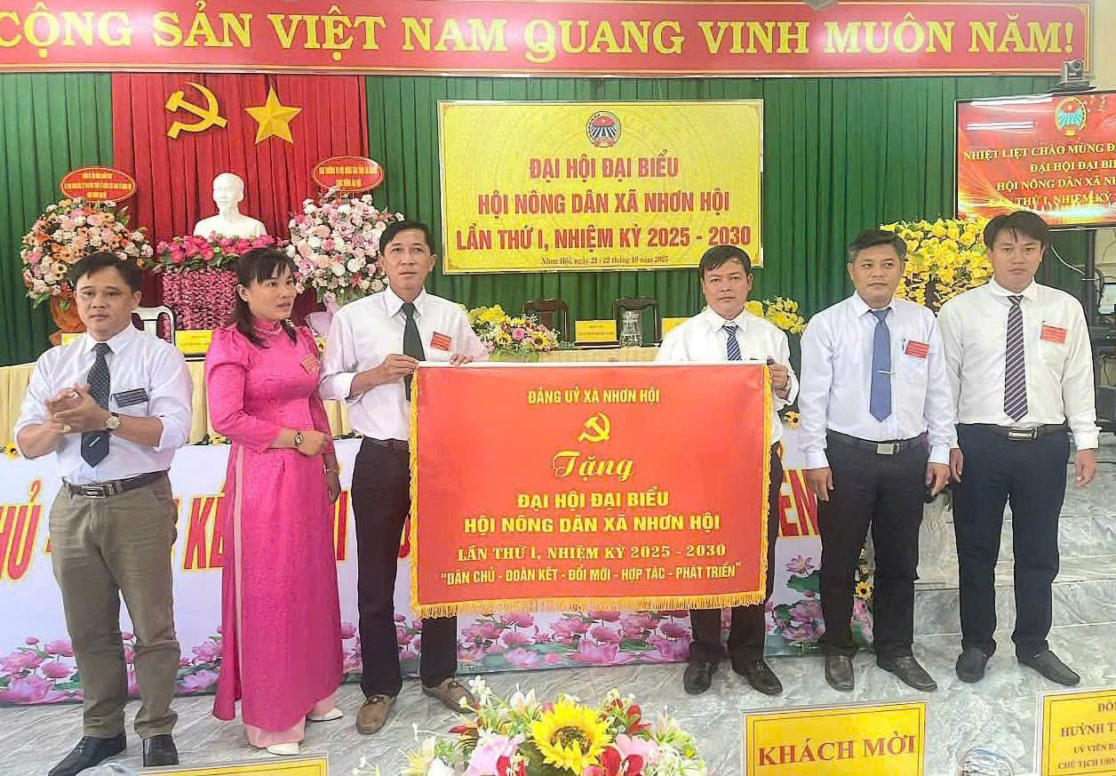 Ông Huỳnh Văn Thích - Phó Bí thư Thường trực đảng ủy tặng bức trướng cho Hội nông dân xã