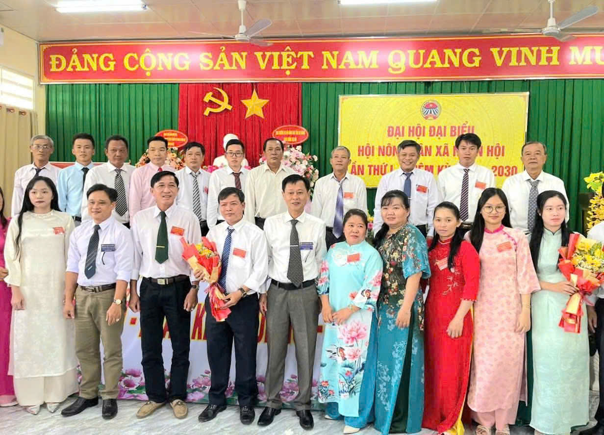 Ông Phan Tùng Lâm- Phó chủ tịch Hội nông dân tỉnh và ông Huỳnh Văn Thích, Phó Bí thư Thường trực Đảng ủy xã chụp ảnh cùng Ban chấp hành khóa mới Hội nông dân xã Nhơn Hội, nhiệm kỳ 2025-2030