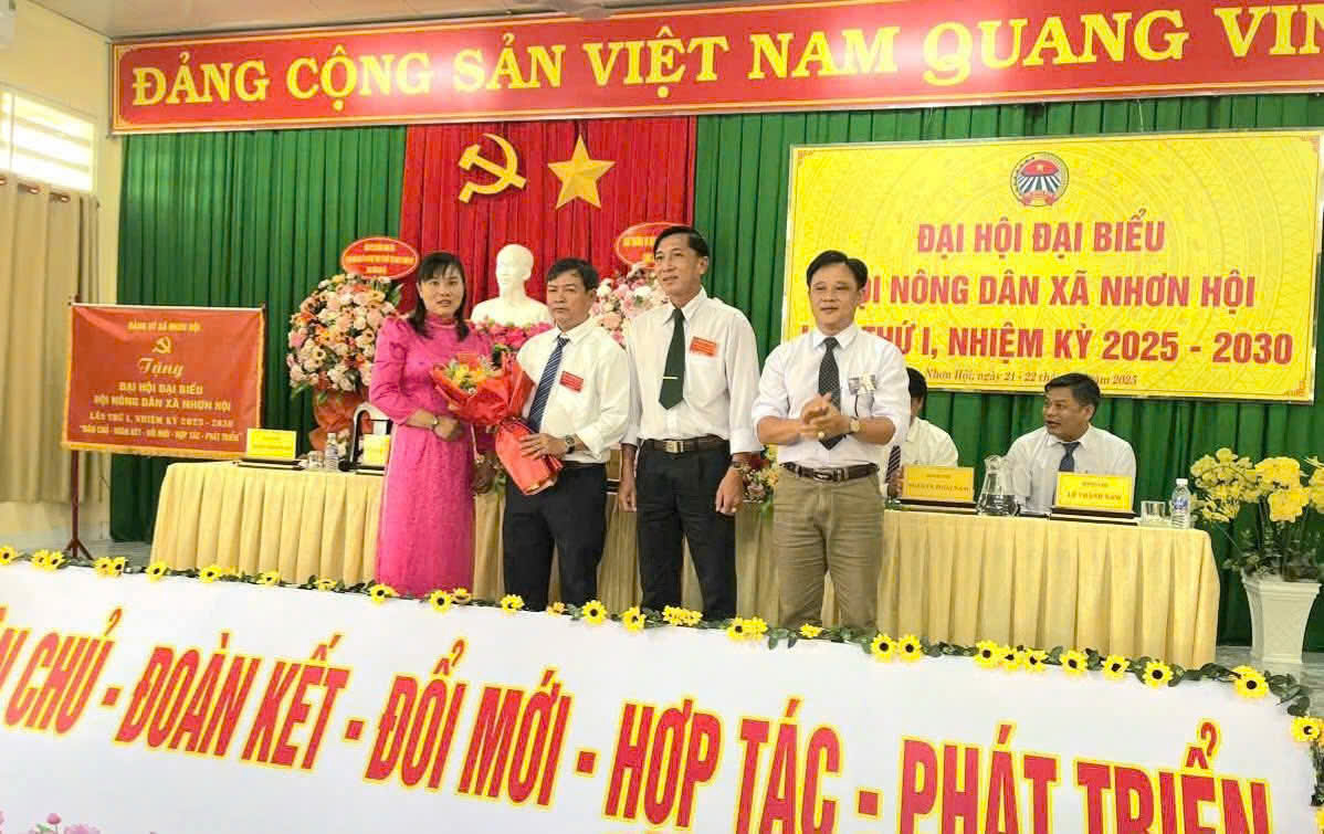 Ông Huỳnh Văn Thích, Phó Bí thư Thường trực Đảng ủy xã tặng hoa cho đại biểu dự đại hội cấp trên