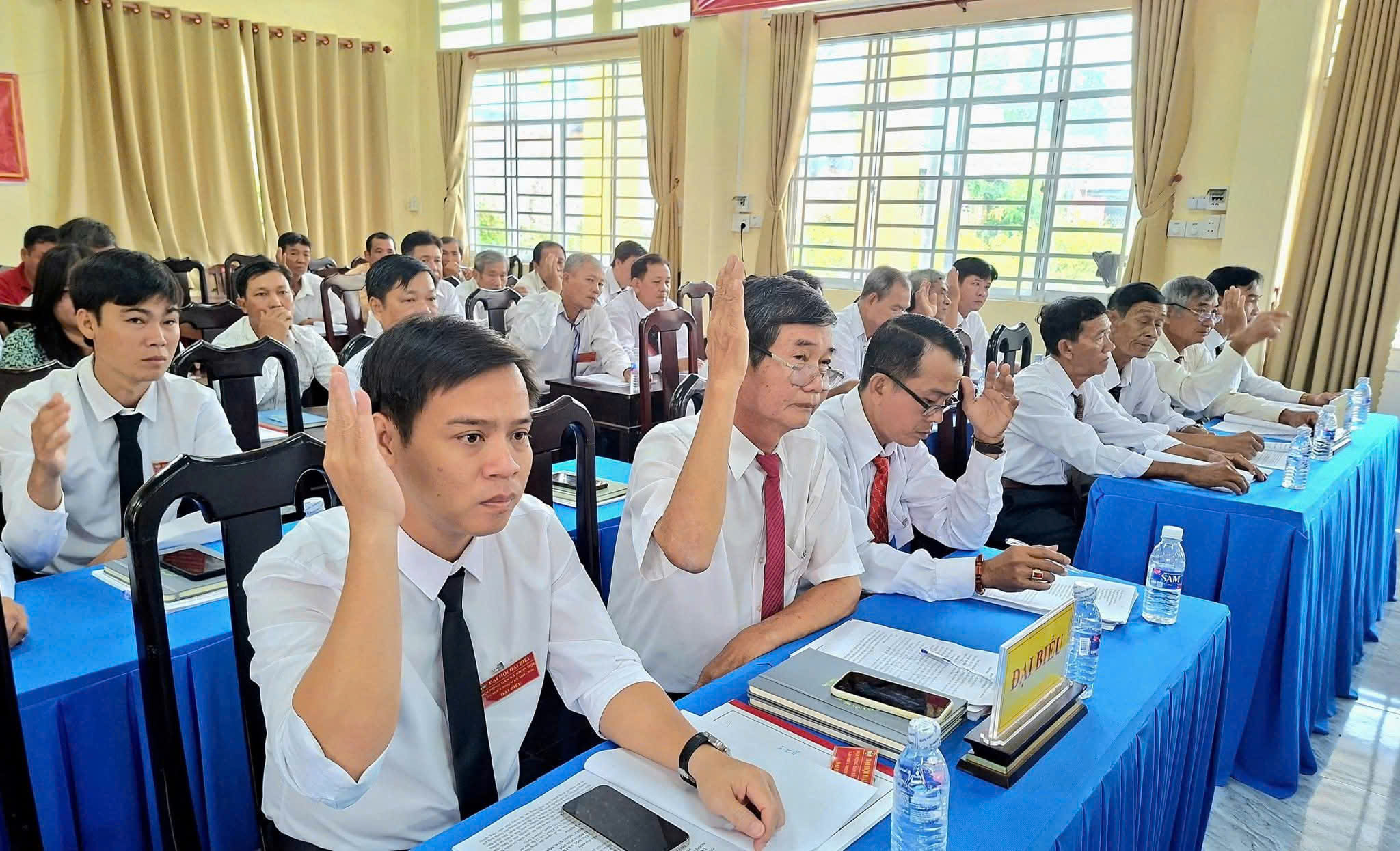 Các đại biểu biểu quyết thông qua Nghị quyết đại hội