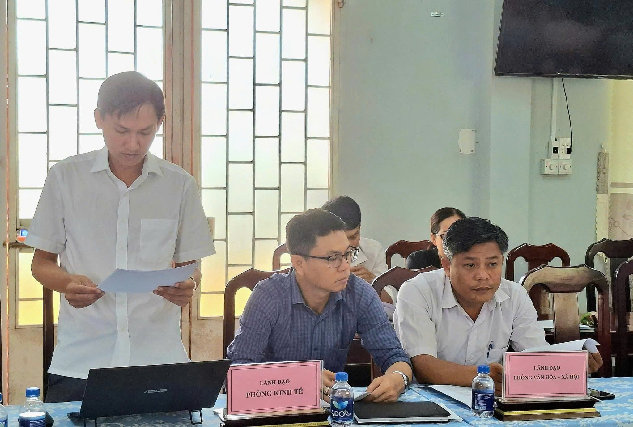 Ông Đặng Văn Bình, trưởng phòng kinh tế xã thông qua quyết định thành lập Ban chỉ đạo 389 xã