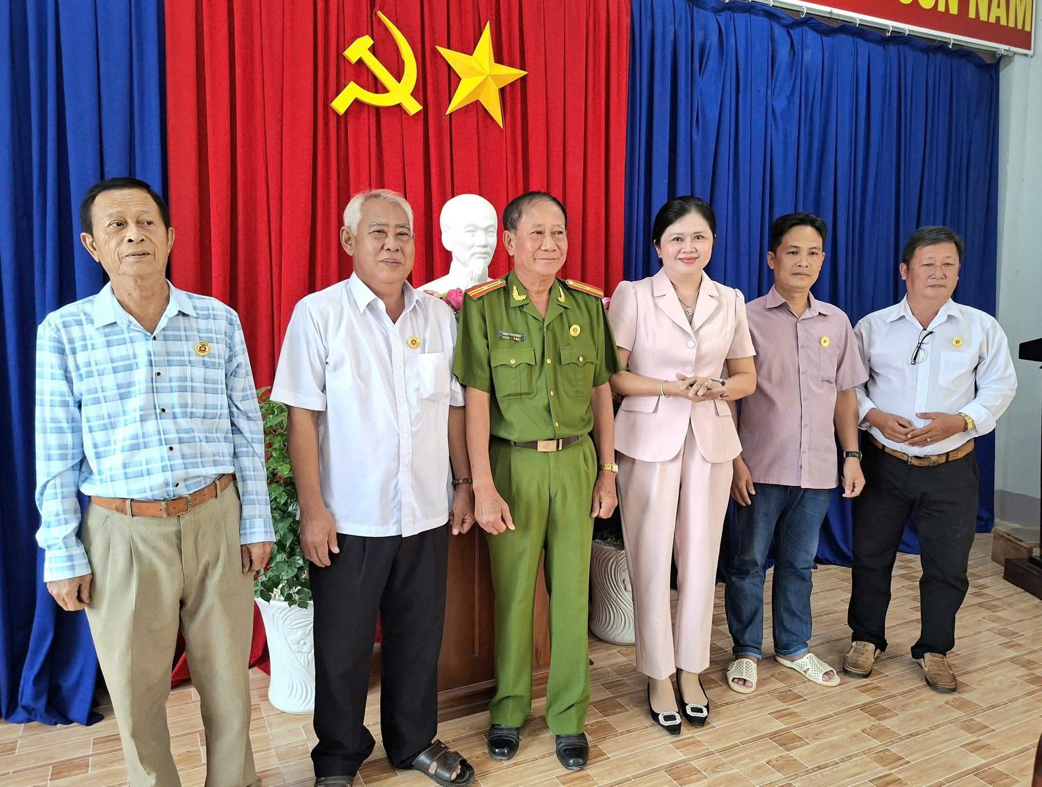 Bà Lý Thị Tuyết Trinh, Phó chủ tịch UBND xã trao huy hiệu cựu công an nhân dân cho các lãnh đạo và hội viên chi hội