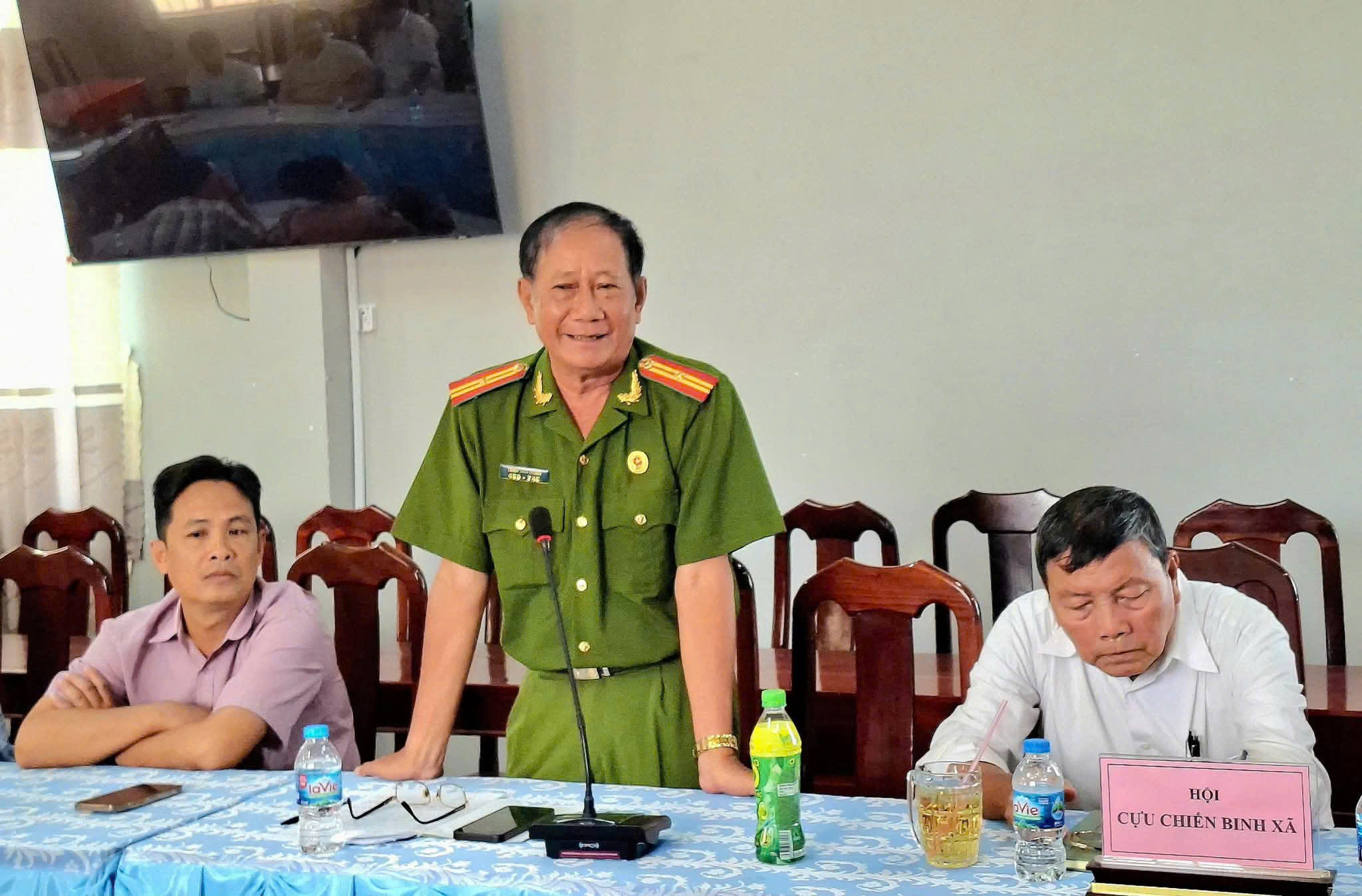 Thiếu tá Trình Văn Mỏng, chi hội trưởng cho hội cựu công an nhân dân xã phát biểu