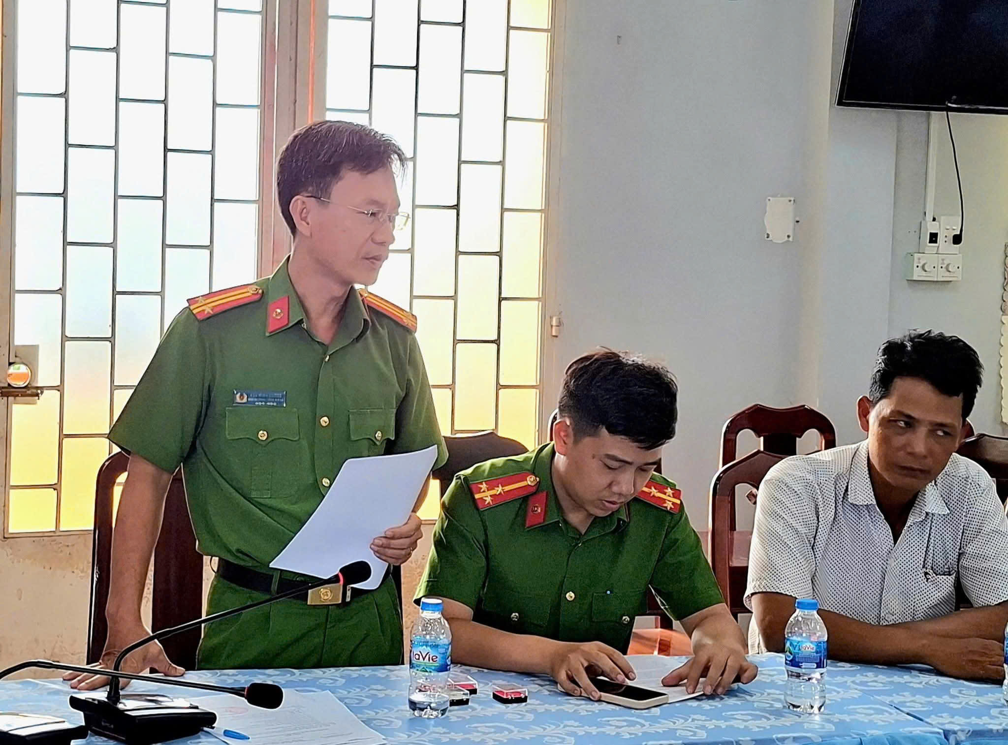 Trung tá Lưu Minh Cường, Phó trưởng công an xã phát biểu