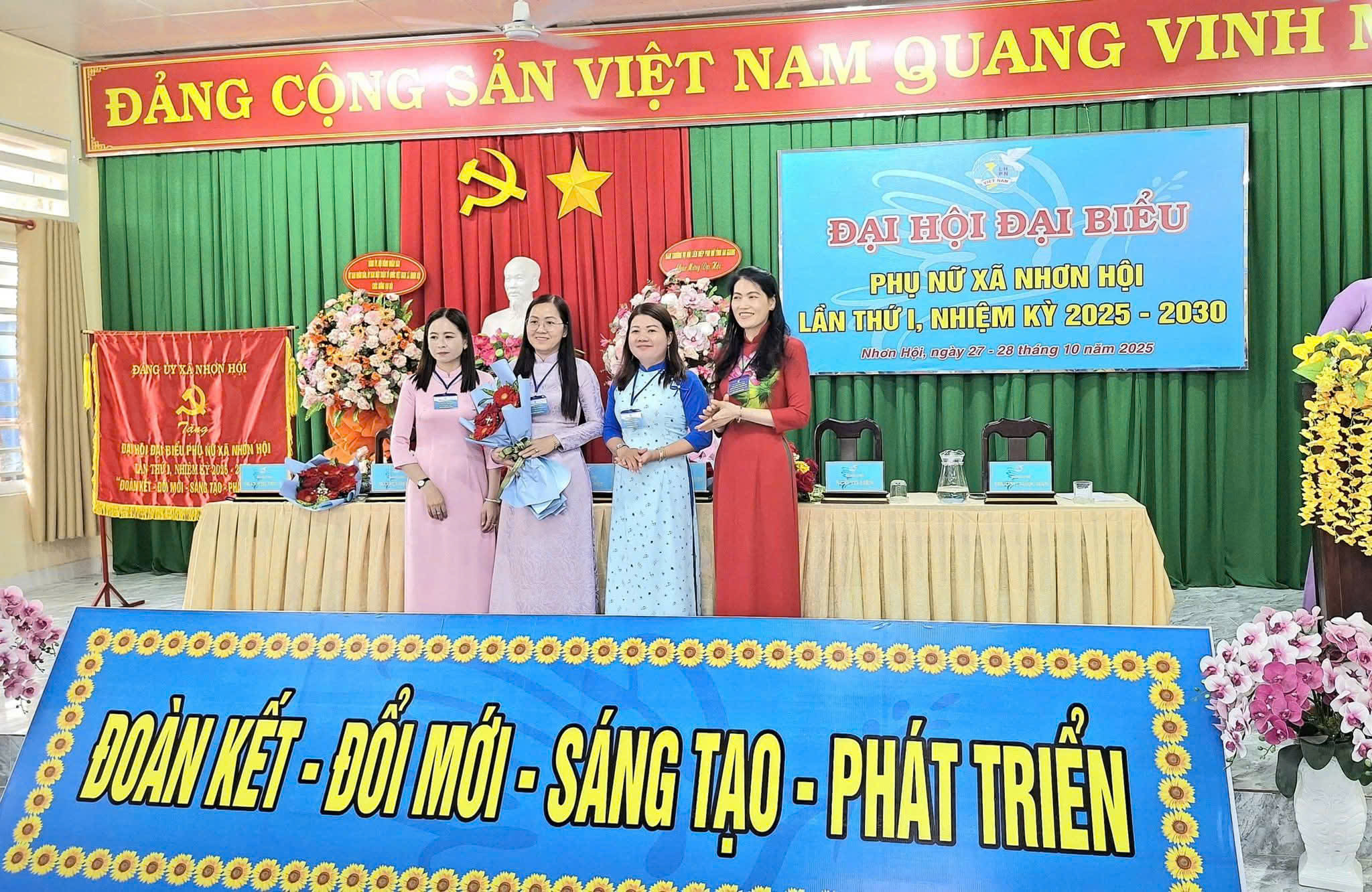 Bà Nguyễn Thị Quyến, Phó chủ tịch Thường trực Hội LHPN tỉnh An Giang tặng hoa cho đại biểu dự đại hội cấp trên