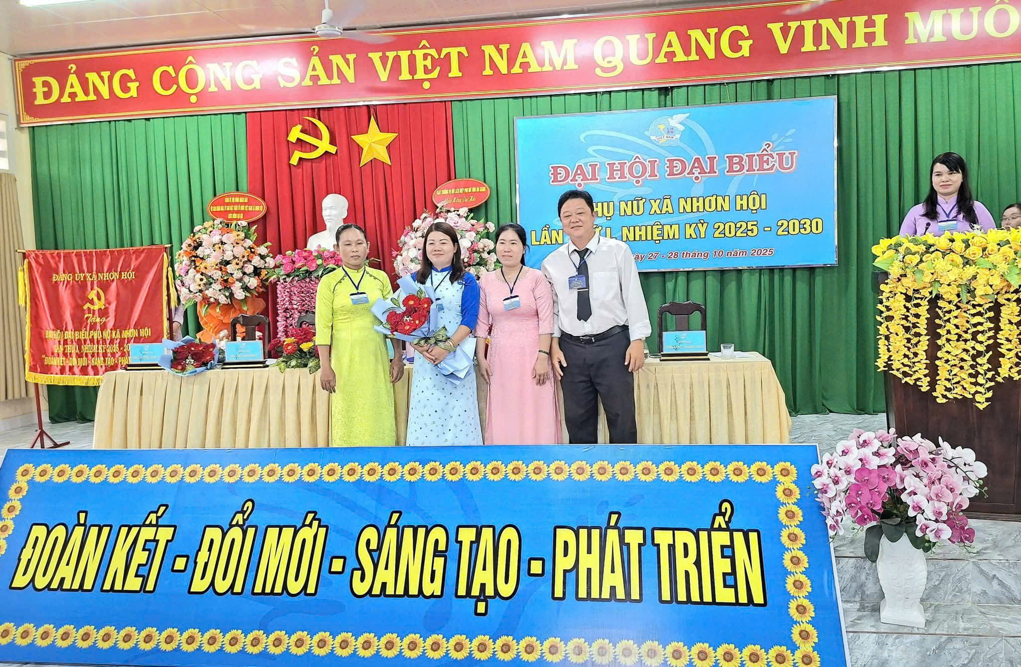 Ông Huỳnh Thanh Phong, chủ tịch Ủy ban MTTQ Việt Nam xã tặng hoa cho ủy ban kiểm tra