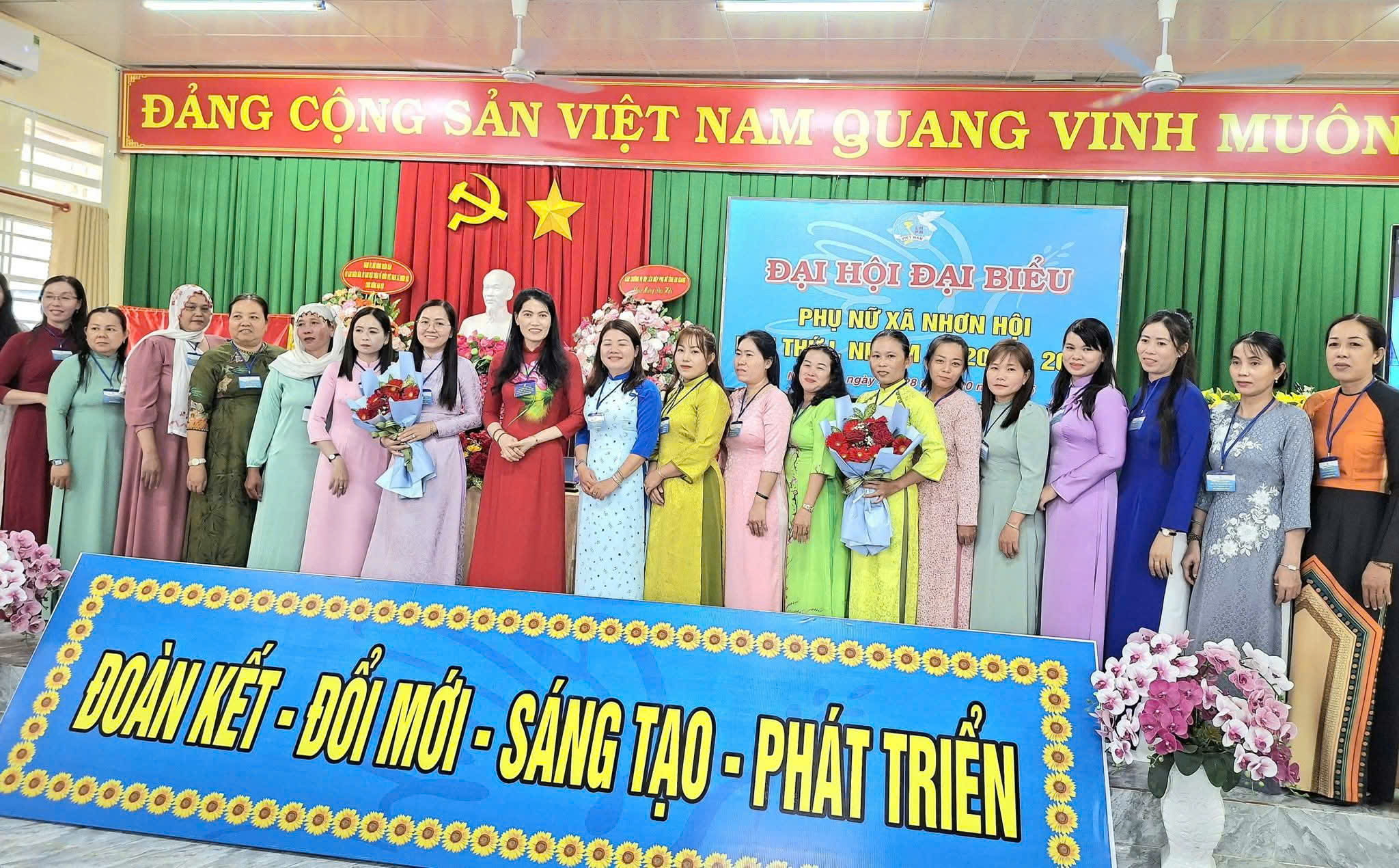 Bà Nguyễn Thị Quyến, Phó chủ tịch Thường trực Hội LHPN tỉnh An Giang tặng hoa cho ban chấp hành khóa mới