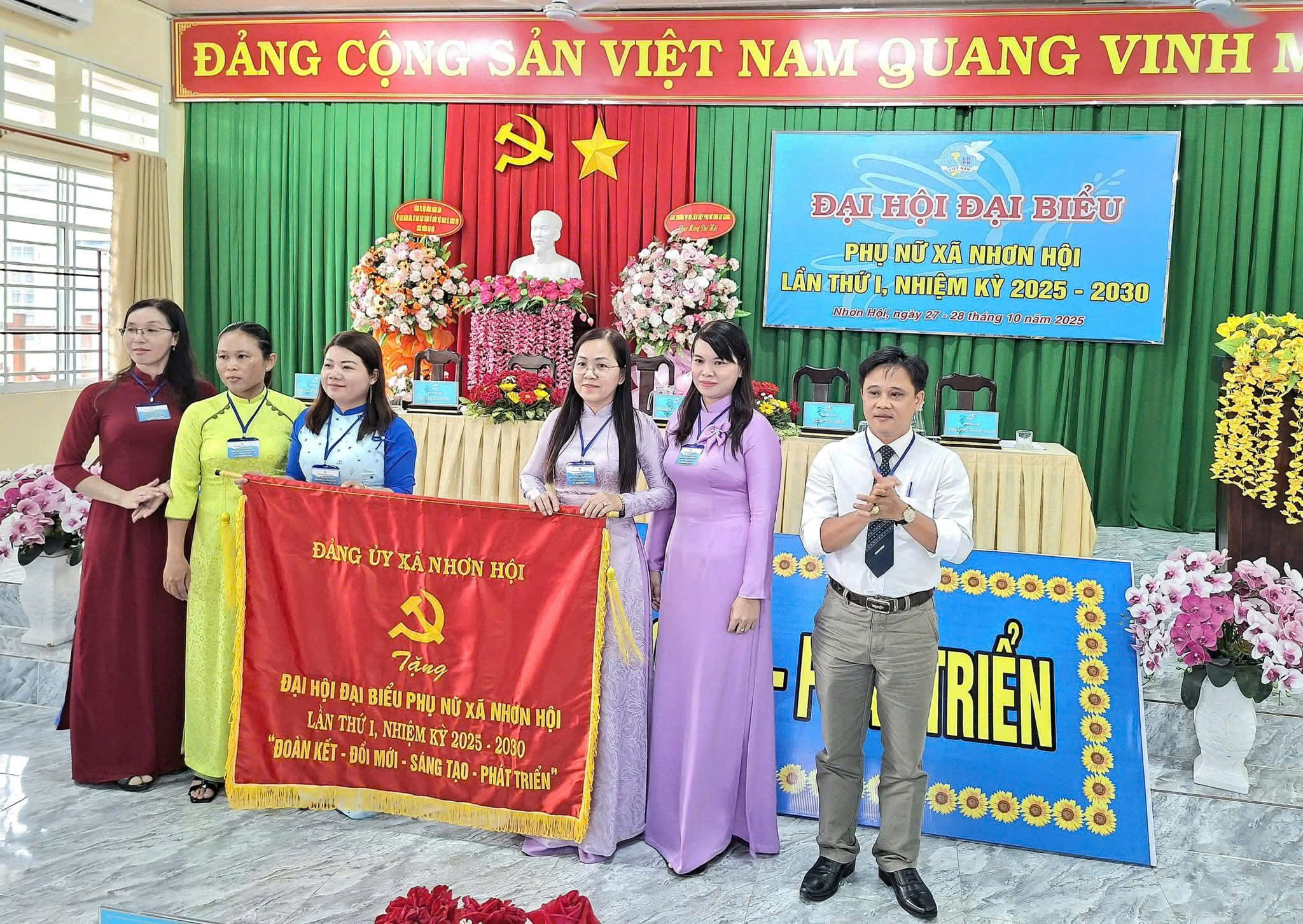 Ông Huỳnh Văn Thích, Phó Bí thư Thường trực đảng ủy xã tặng bức trướng chúc mừng đại hội