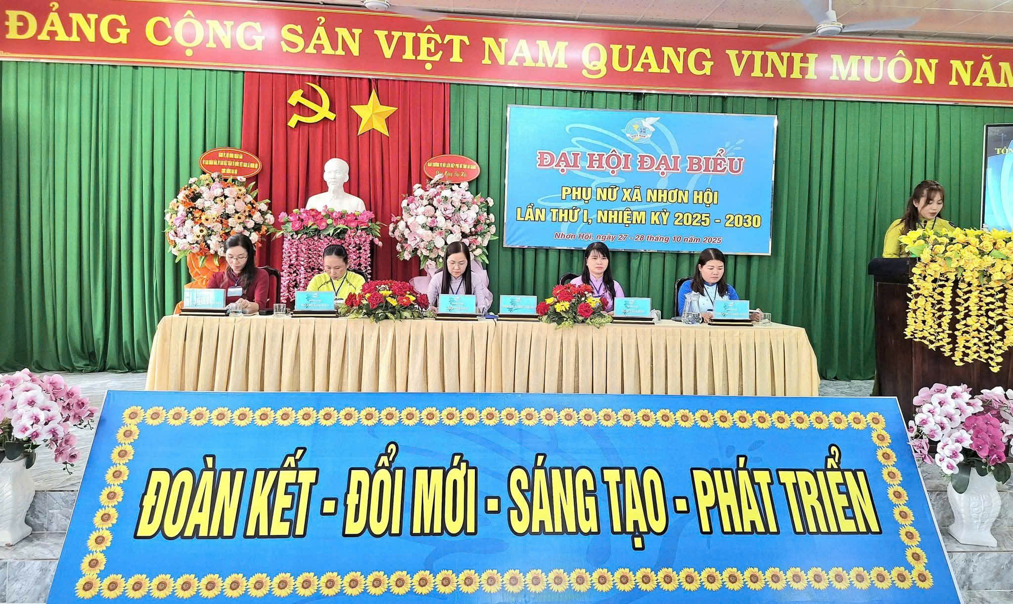 Đoàn chủ tịch đại hội